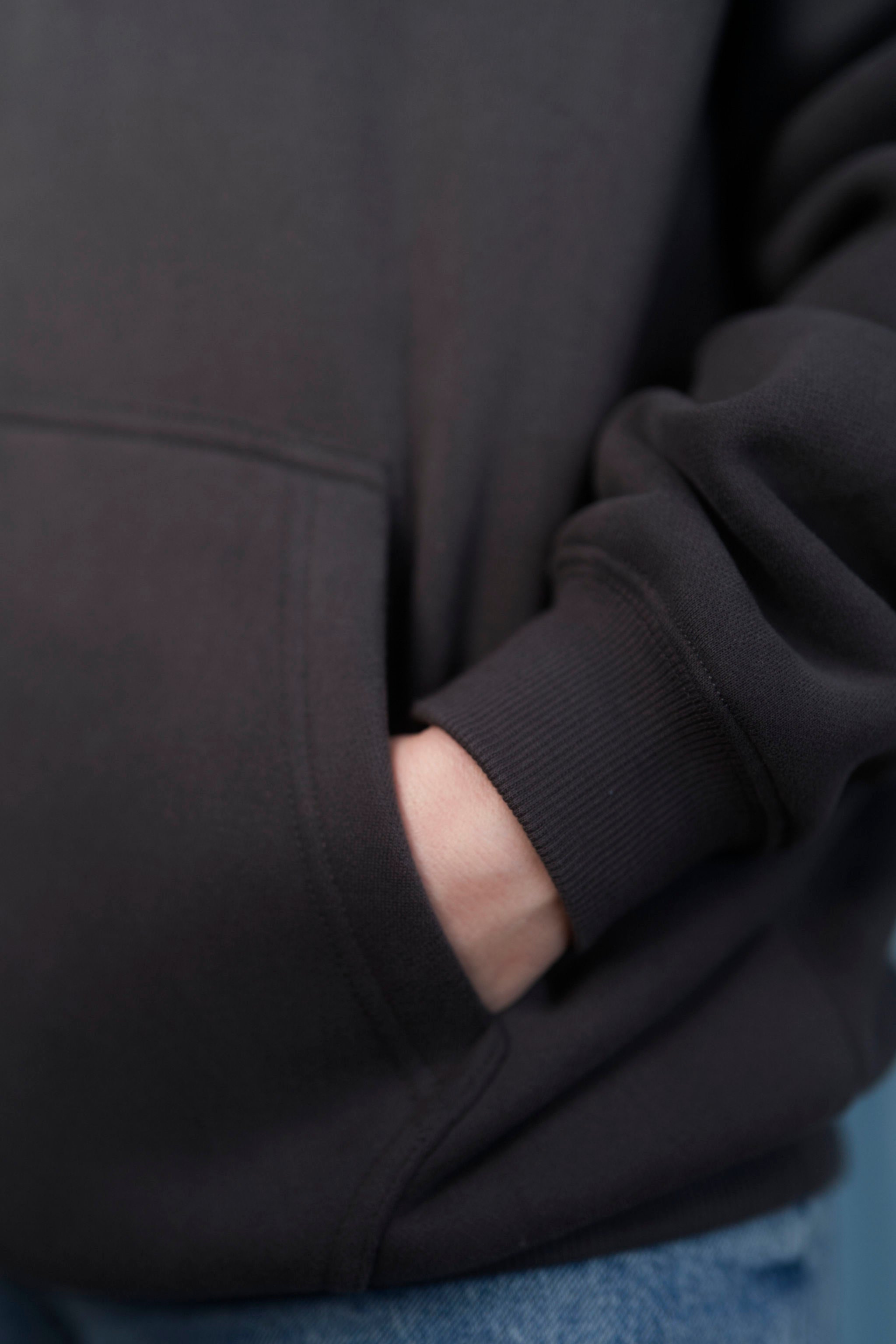 DARK GRAY Unisex Hoodie mit moderner, oversized Passform – kuschlig weich und aus hochwertigem Material.