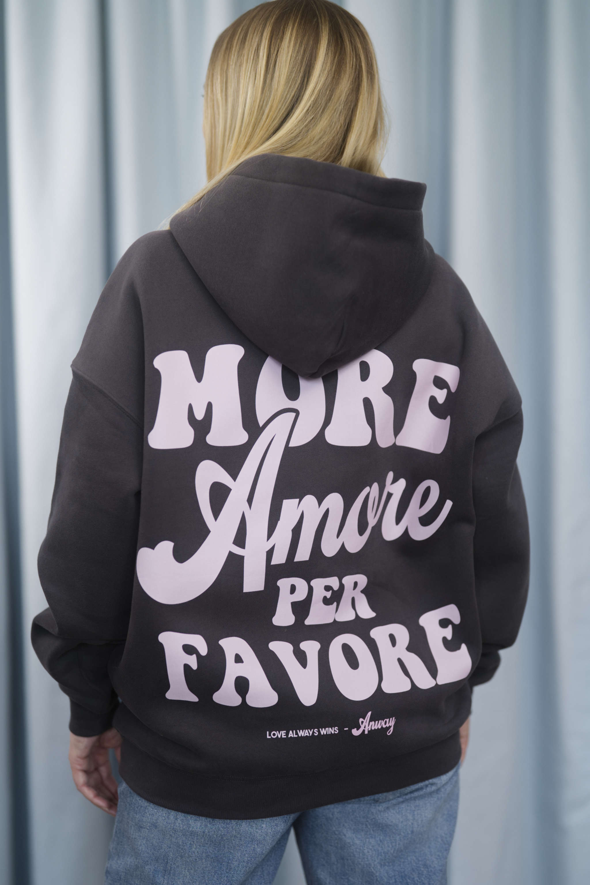 DARK GRAY Unisex Hoodie mit moderner, oversized Passform – kuschlig weich und aus hochwertigem Material mit rosa Back Print MORE AMORE PER FAVORE. 