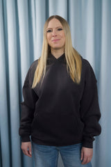 DARK GRAY Unisex Hoodie mit moderner, oversized Passform – kuschlig weich und aus hochwertigem Material mit rosa Back Print MORE AMORE PER FAVORE. 