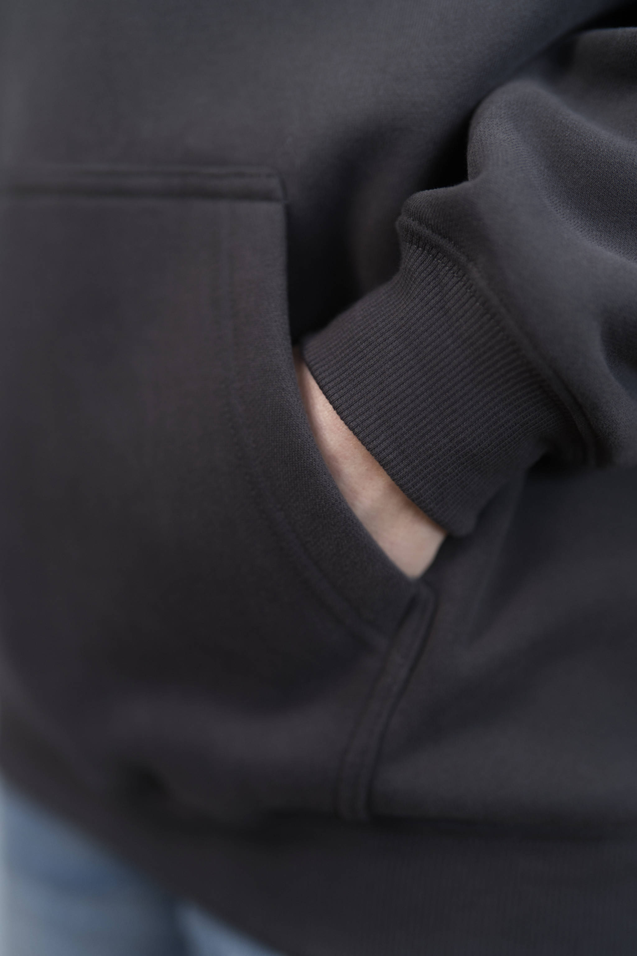 DARK GRAY Unisex Hoodie mit moderner, oversized Passform – kuschlig weich und aus hochwertigem Material mit rosa Back Print MORE AMORE PER FAVORE. 