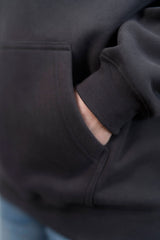 DARK GRAY Unisex Hoodie mit moderner, oversized Passform – kuschlig weich und aus hochwertigem Material mit rosa Back Print MORE AMORE PER FAVORE. 