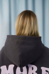 DARK GRAY Unisex Hoodie mit moderner, oversized Passform – kuschlig weich und aus hochwertigem Material mit rosa Back Print MORE AMORE PER FAVORE. 