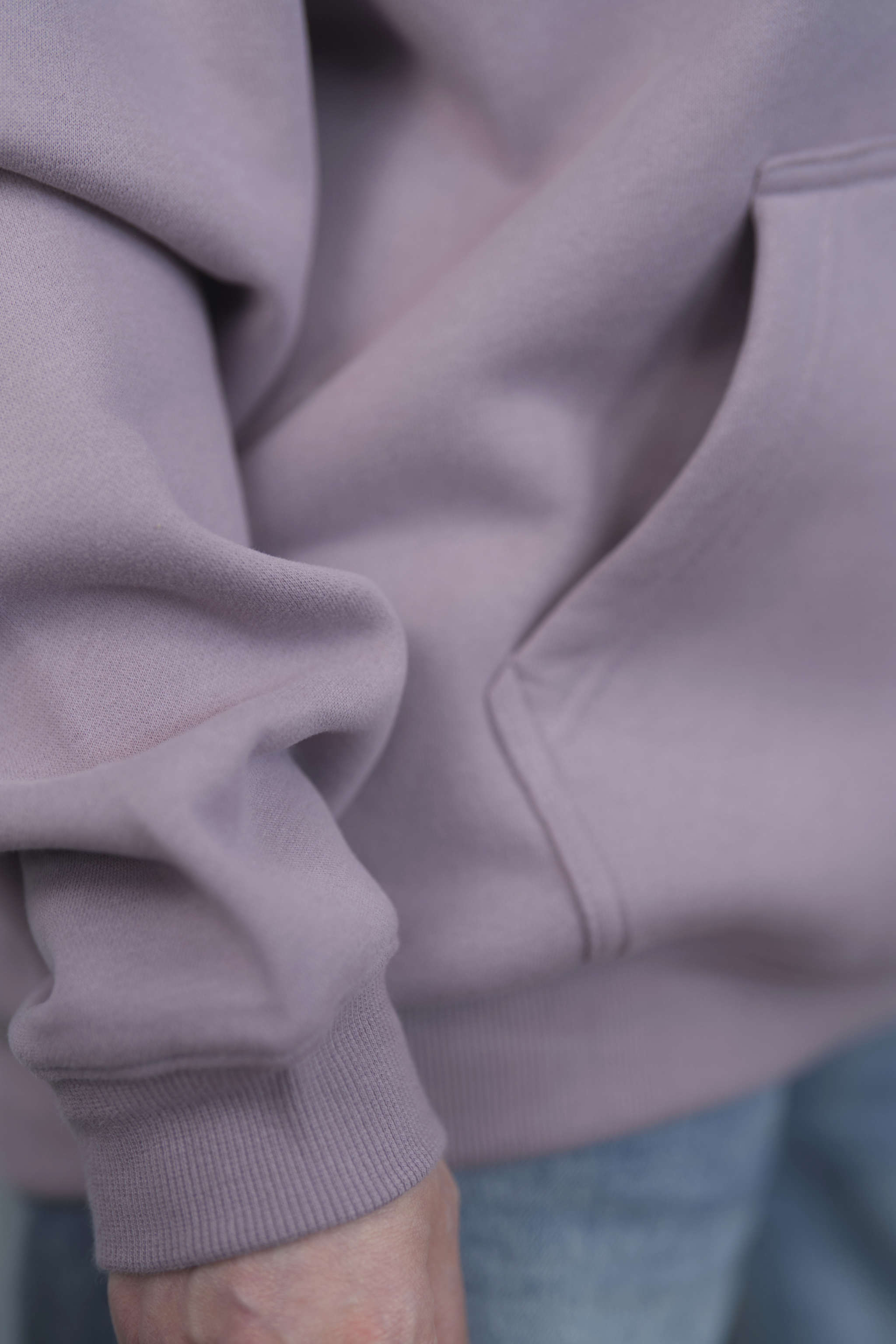 DUSTY LAVENDER Unisex Hoodie mit moderner, oversized Passform – kuschlig weich und aus hochwertigem Material.