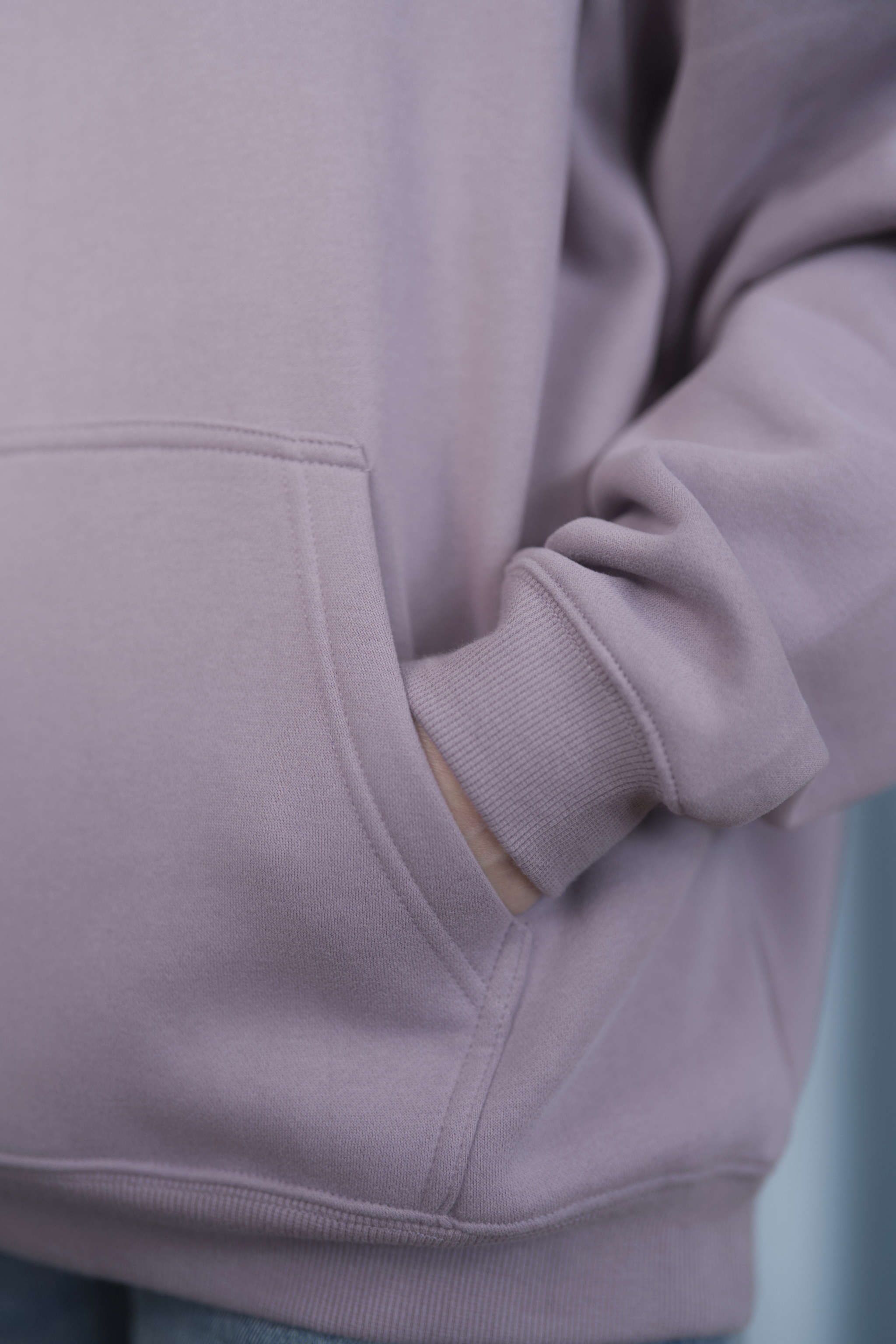 DUSTY LAVENDER Unisex Hoodie mit moderner, oversized Passform – kuschlig weich und aus hochwertigem Material.