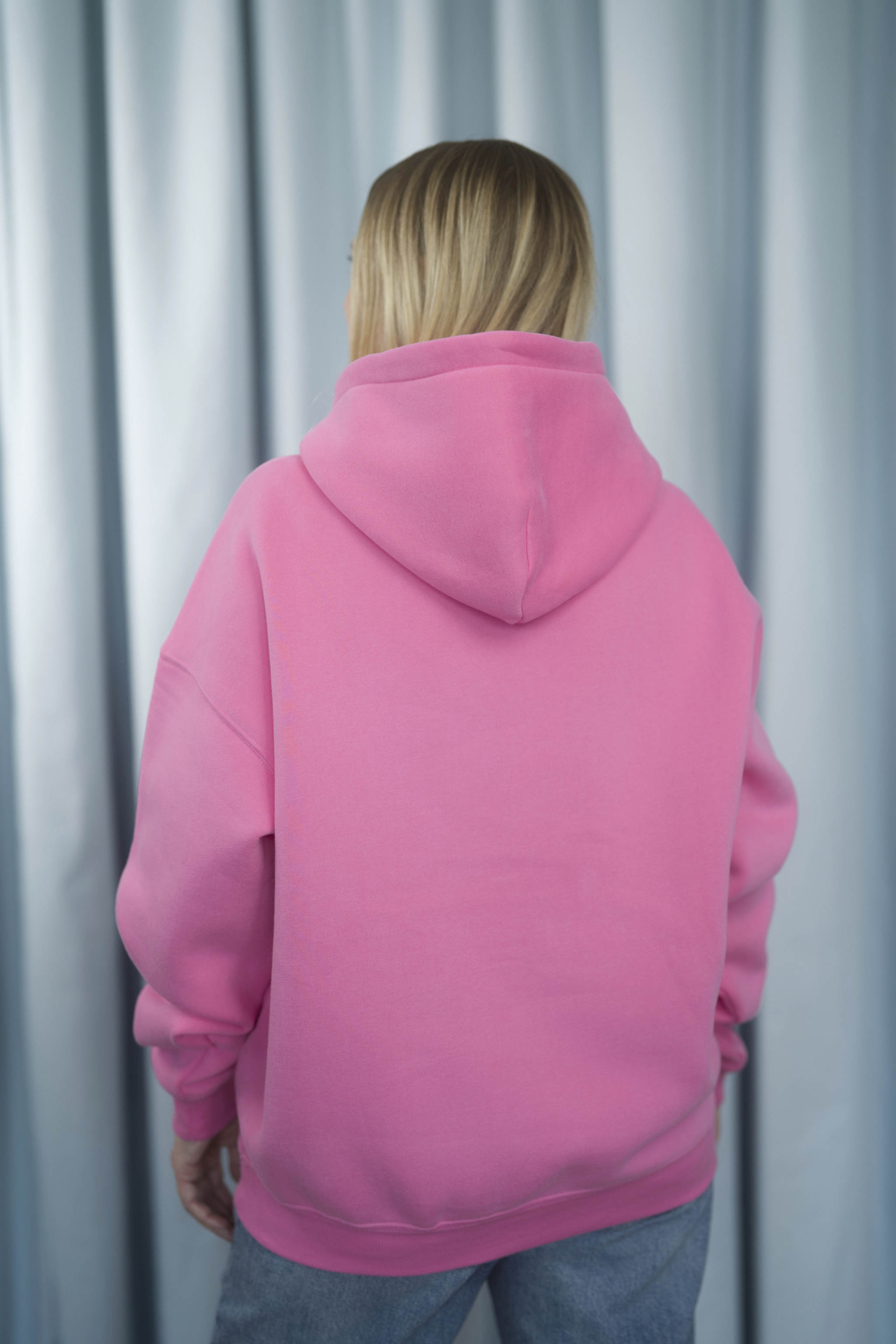 FRENCH FUCHSIA Unisex Hoodie mit moderner, oversized Passform – kuschlig weich und aus hochwertigem Material.