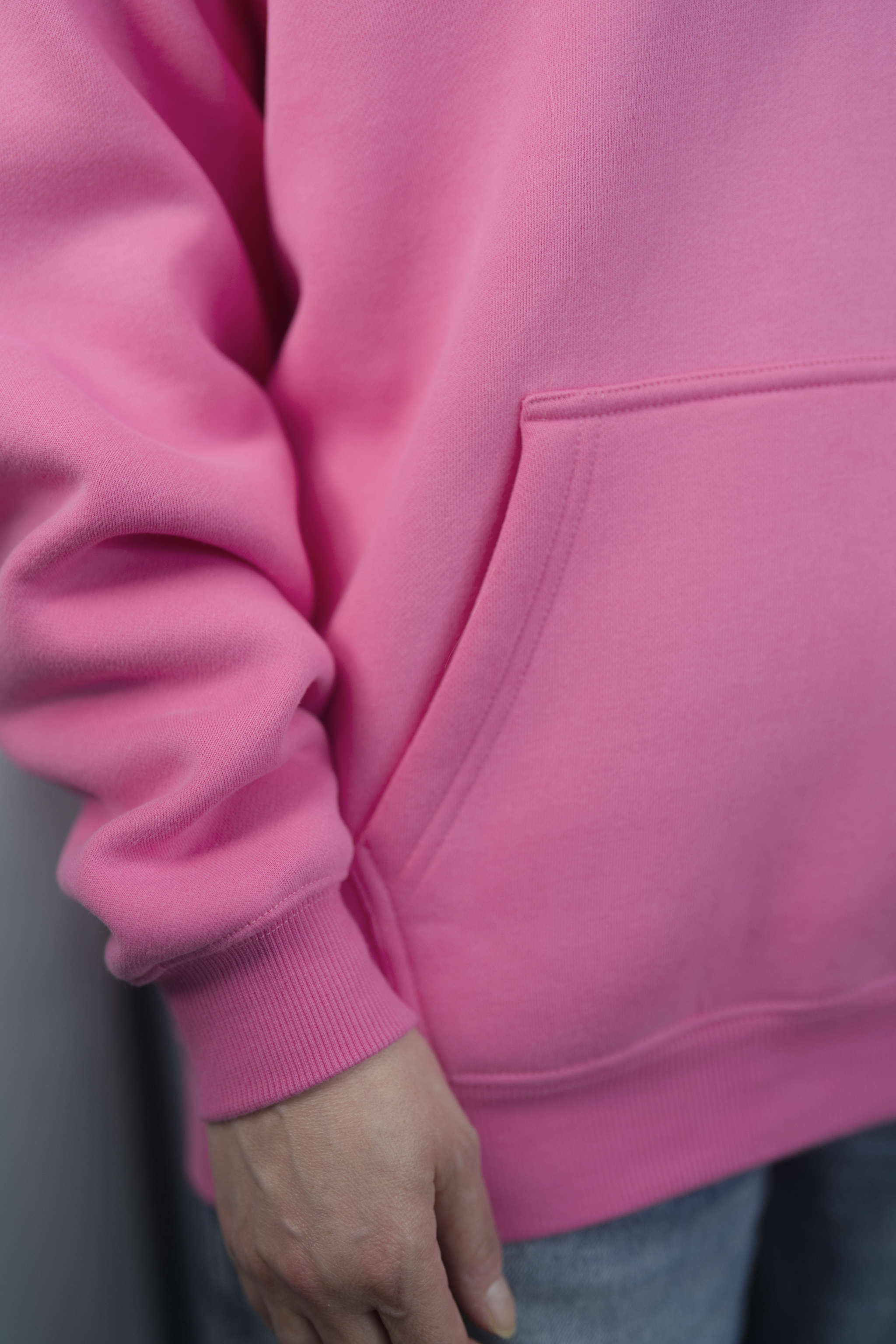 FRENCH FUCHSIA Unisex Hoodie mit moderner, oversized Passform – kuschlig weich und aus hochwertigem Material.