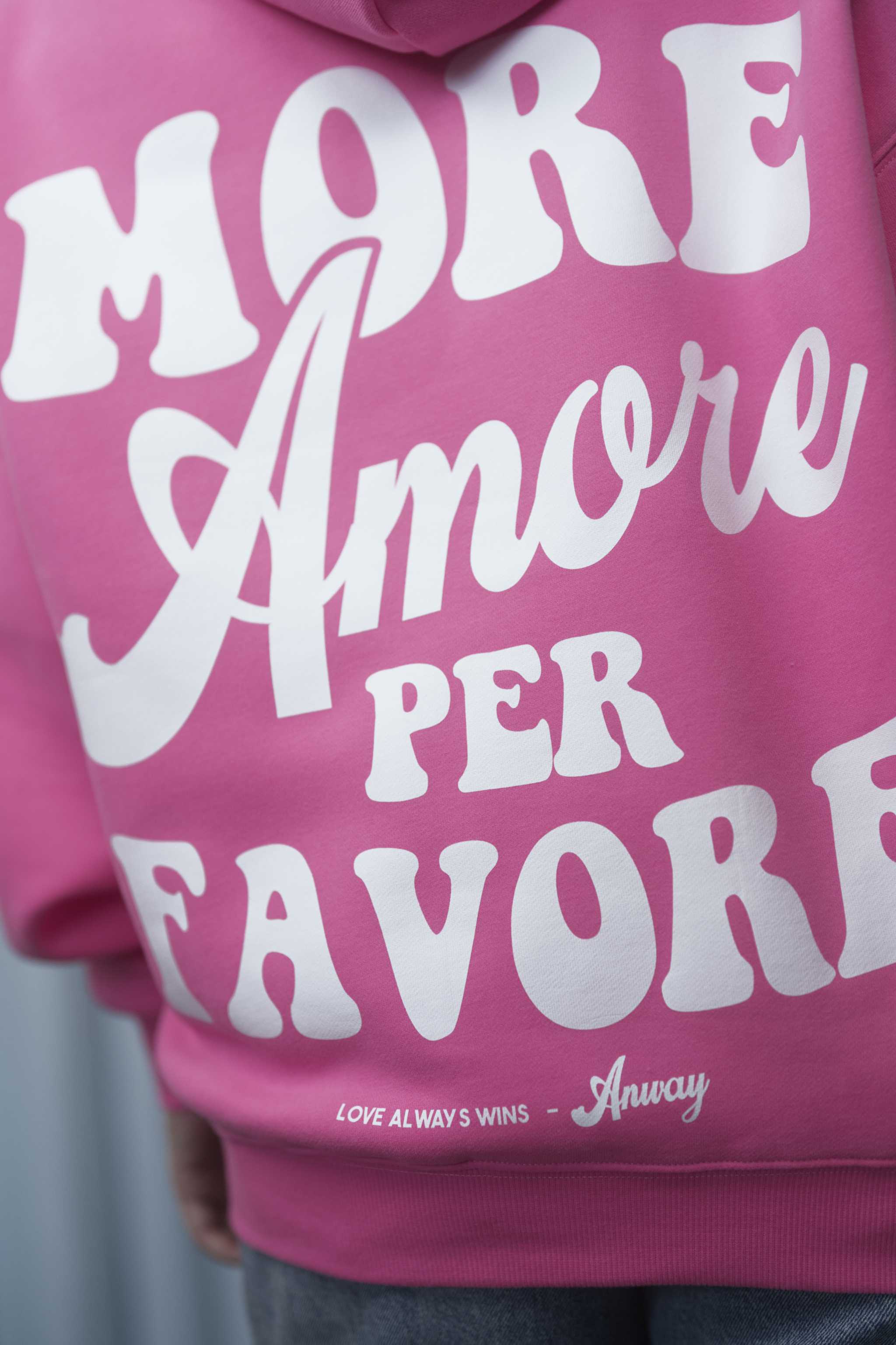 Kuschliger Hoodie Oversized French Fuchsia Pink mit weissem Backprint More Amore Per Favore