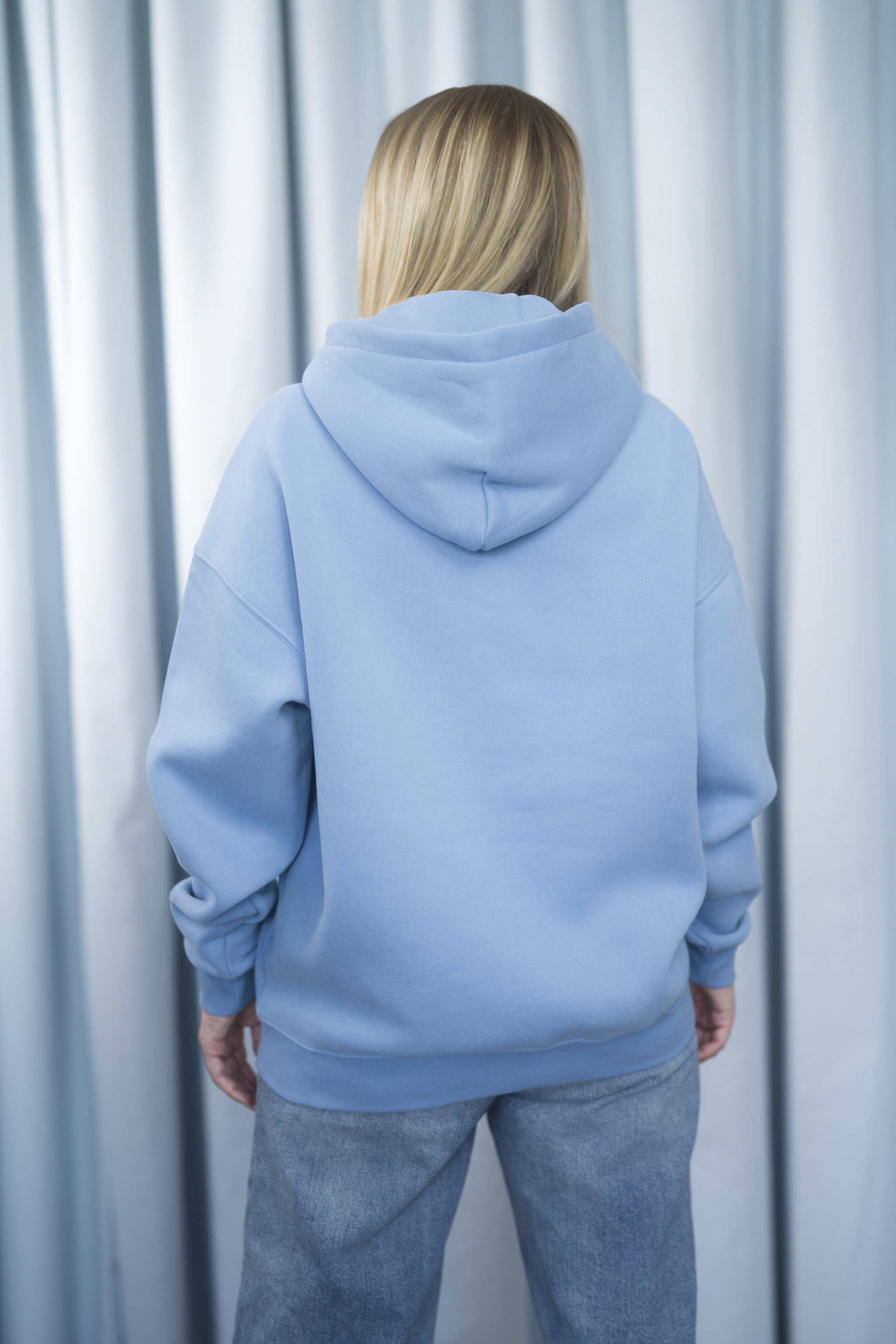 Kuschliger, hellblauer Hoodie Kapuzenpullover mit Kängurutasche aus Baumwolle