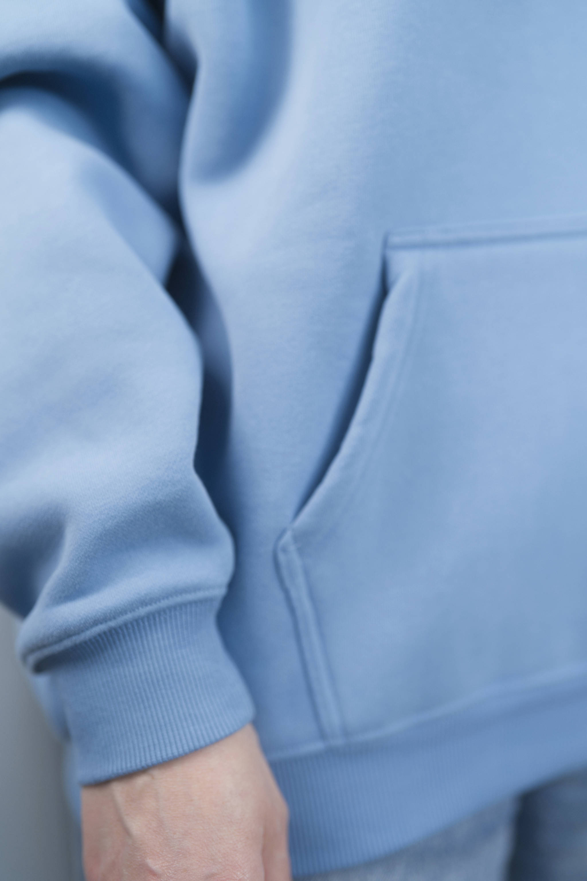 Kuschliger, hellblauer Hoodie Kapuzenpullover mit Kängurutasche aus Baumwolle