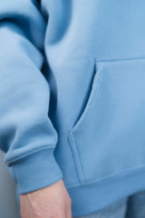 Kuschliger, hellblauer Hoodie Kapuzenpullover mit Kängurutasche aus Baumwolle