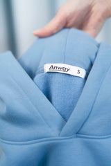 Kuschliger, hellblauer Hoodie Kapuzenpullover mit Kängurutasche aus Baumwolle