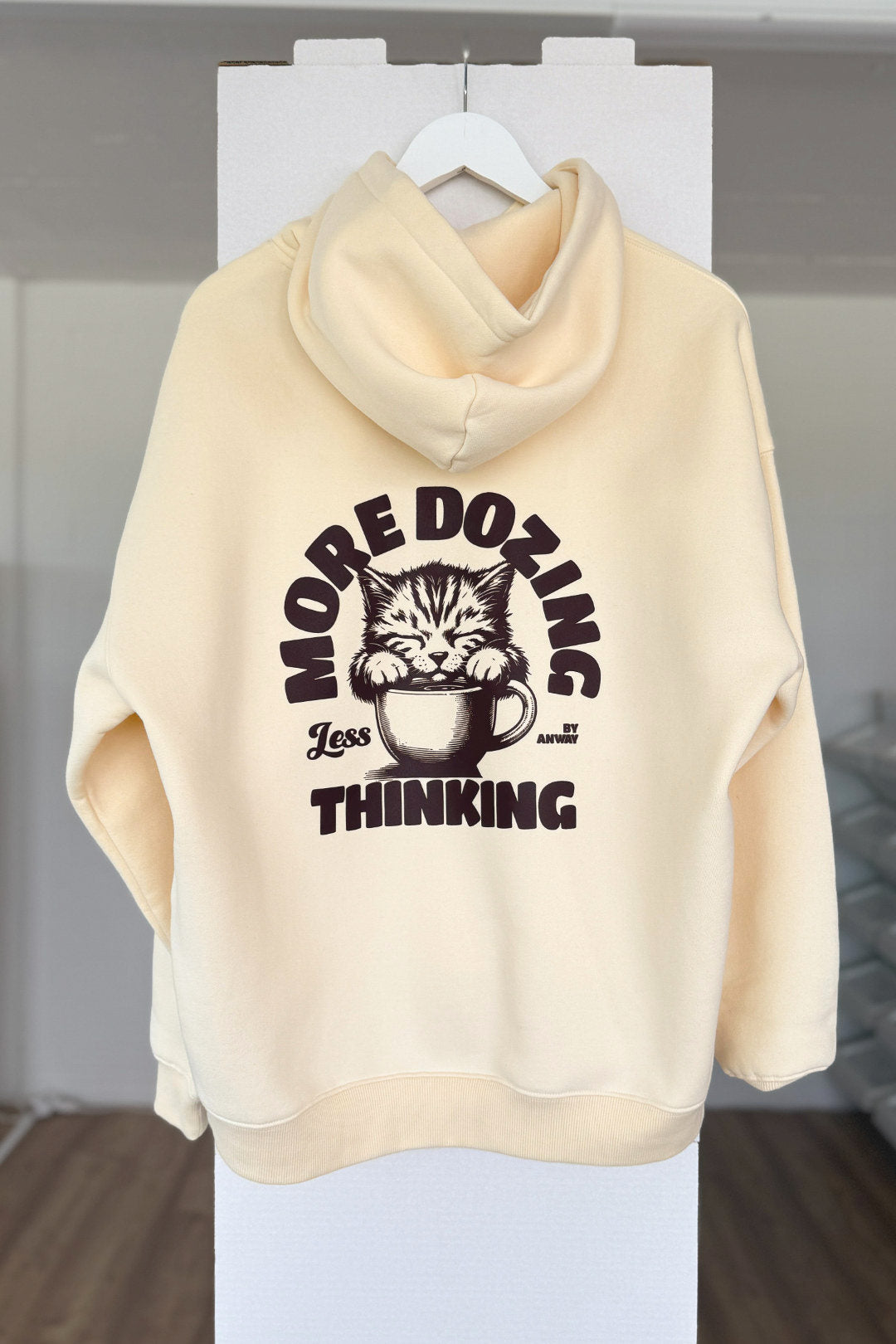 Moderner, oversized Unisex-Hoodie in Buttermilk Yellow aus kuschlig weicher Baumwolle mit einem Print auf der Rückseite.