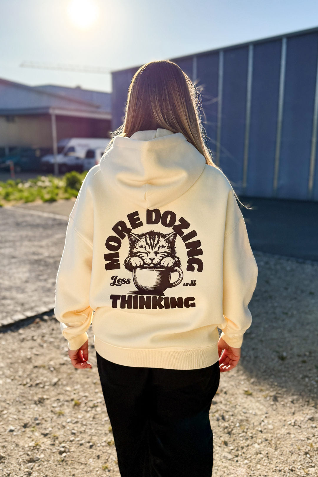 Moderner, oversized Unisex-Hoodie in Buttermilk Yellow aus kuschlig weicher Baumwolle mit einem Print auf der Rückseite.