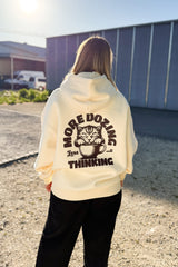 Moderner, oversized Unisex-Hoodie in Buttermilk Yellow aus kuschlig weicher Baumwolle mit einem Print auf der Rückseite.
