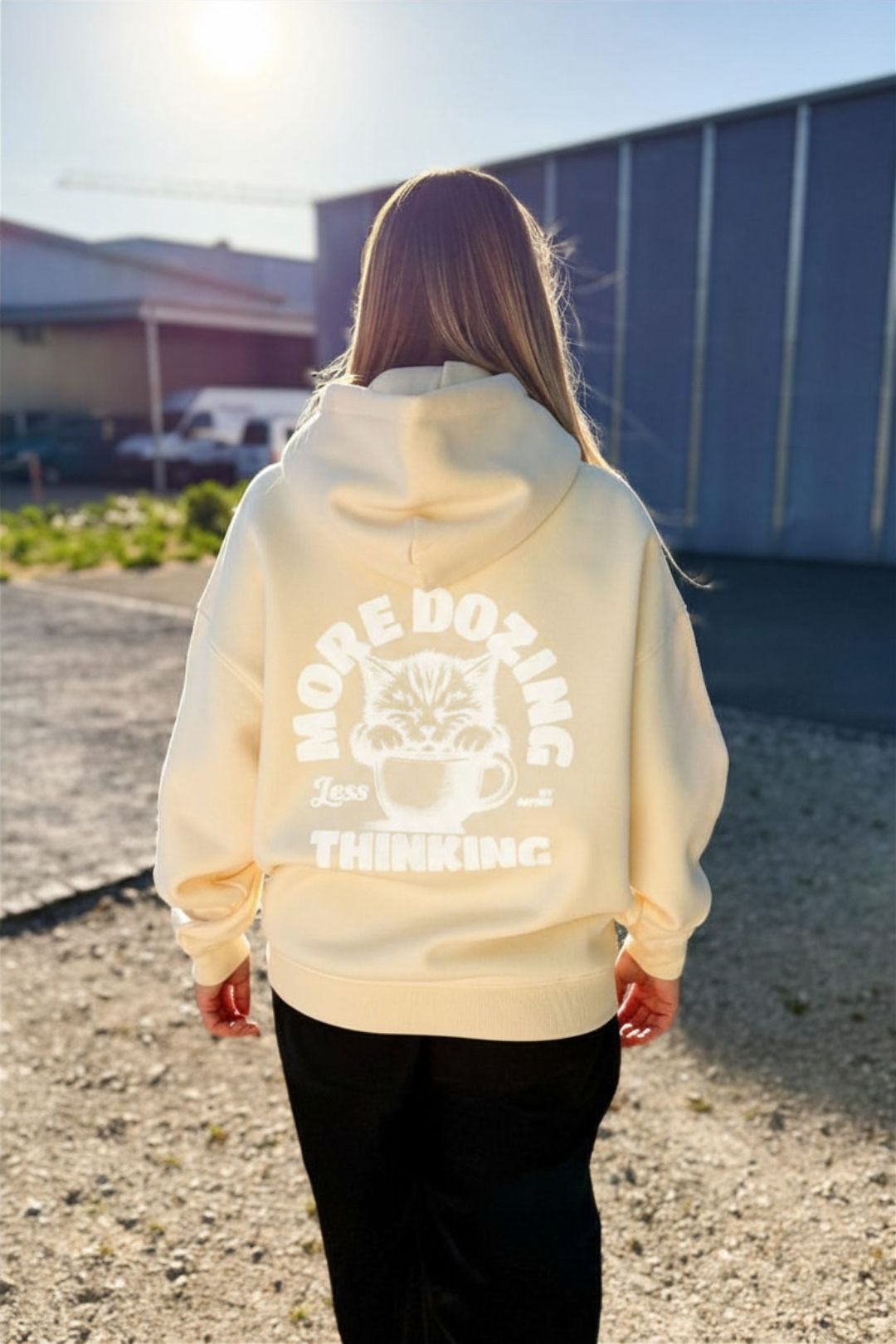 Moderner, oversized Unisex-Hoodie in Buttermilk Yellow aus kuschlig weicher Baumwolle mit einem Print auf der Rückseite.