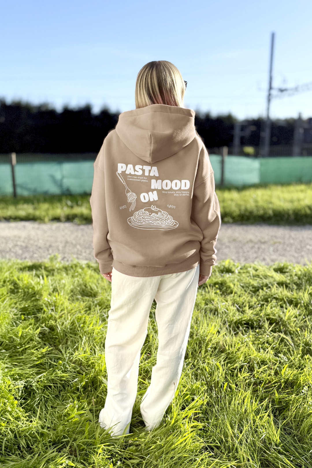 Unisex Hoodie, Farbe Dark Beige, moderne, oversized Passform, kuschlig weich, Baumwolle, Backprint