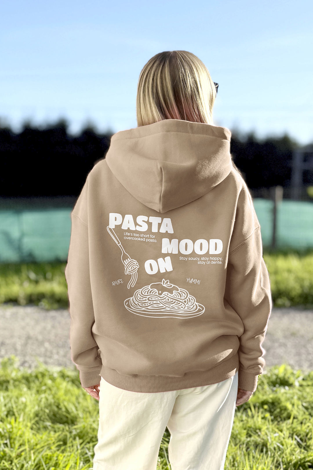 Unisex Hoodie, Farbe Dark Beige, moderne, oversized Passform, kuschlig weich, Baumwolle, Backprint