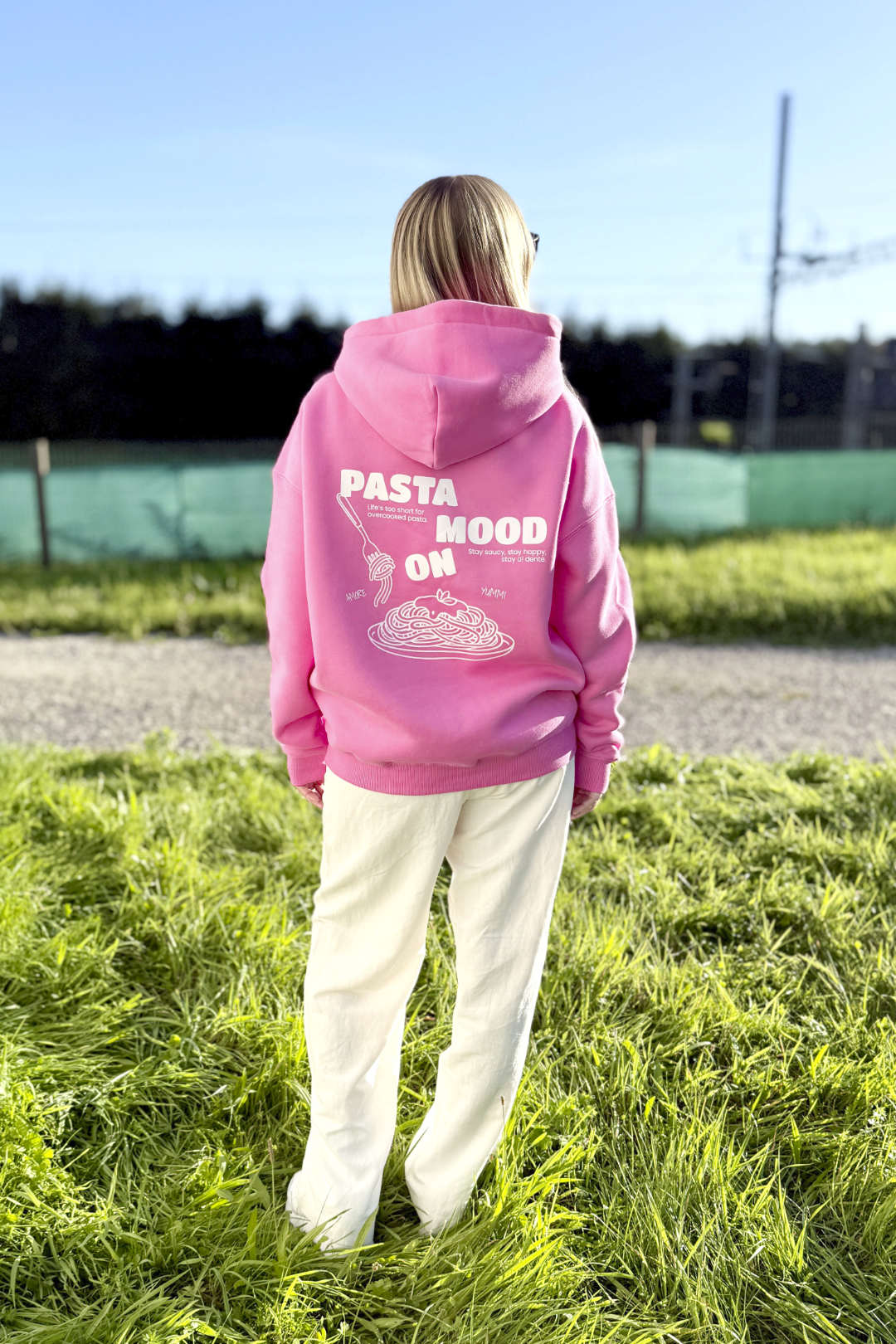 Unisex Hoodie, Farbe Pink, French Fuchsia, moderne, oversized Passform, kuschlig weich, Baumwolle, Backprint