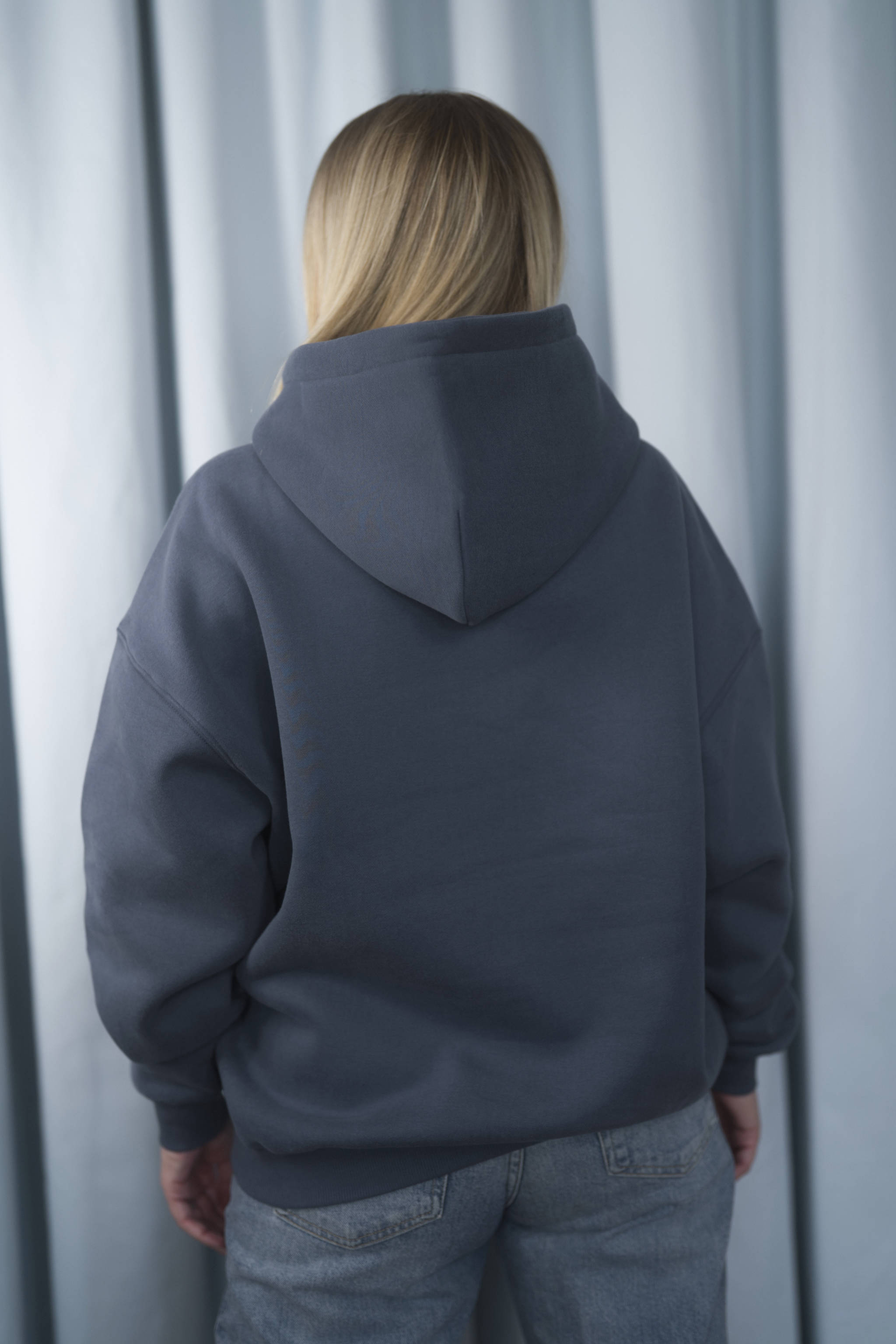 SLATE BLUE Unisex Hoodie mit moderner, oversized Passform – kuschlig weich und aus hochwertigem Material.