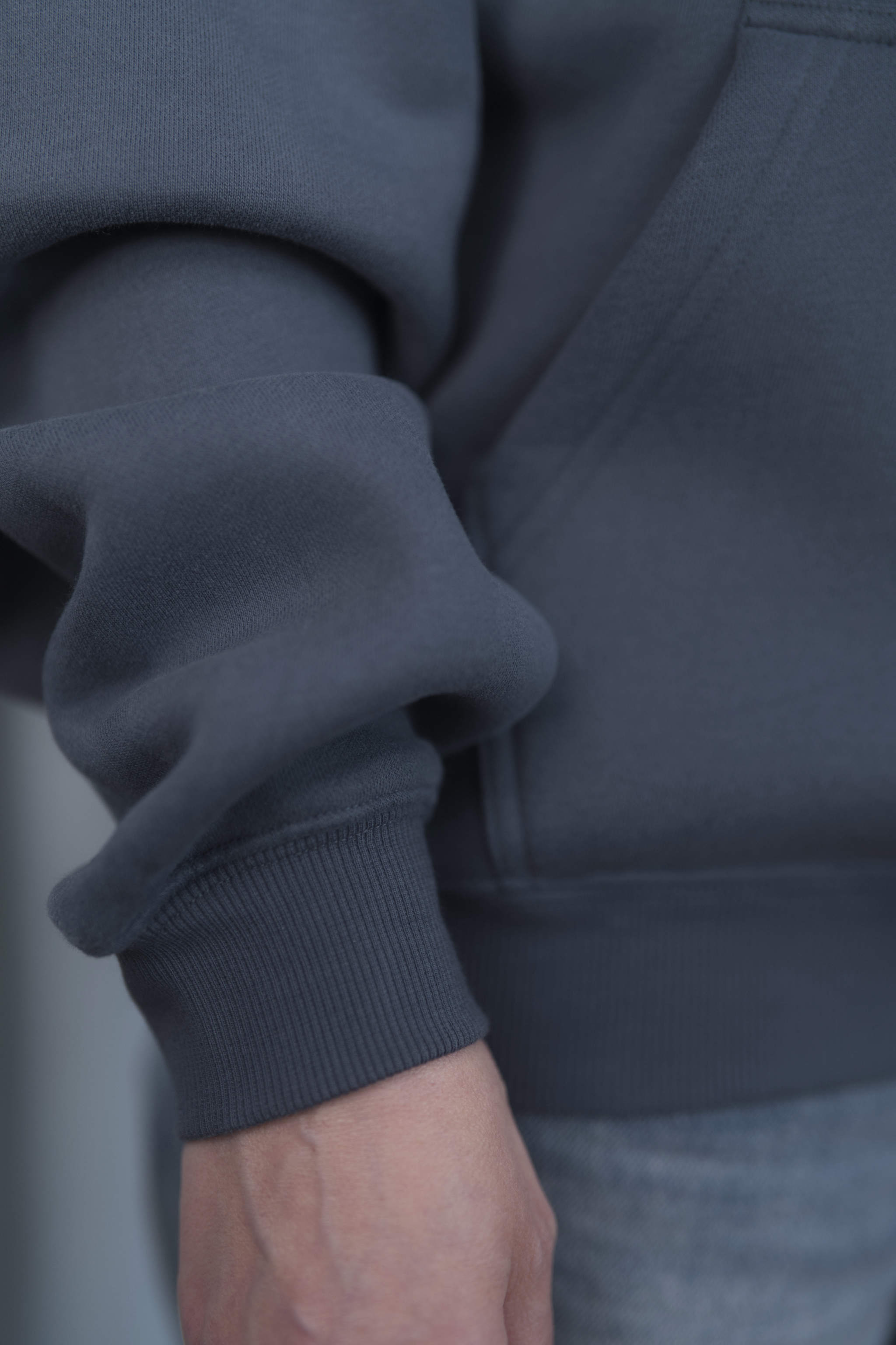 SLATE BLUE Unisex Hoodie mit moderner, oversized Passform – kuschlig weich und aus hochwertigem Material.