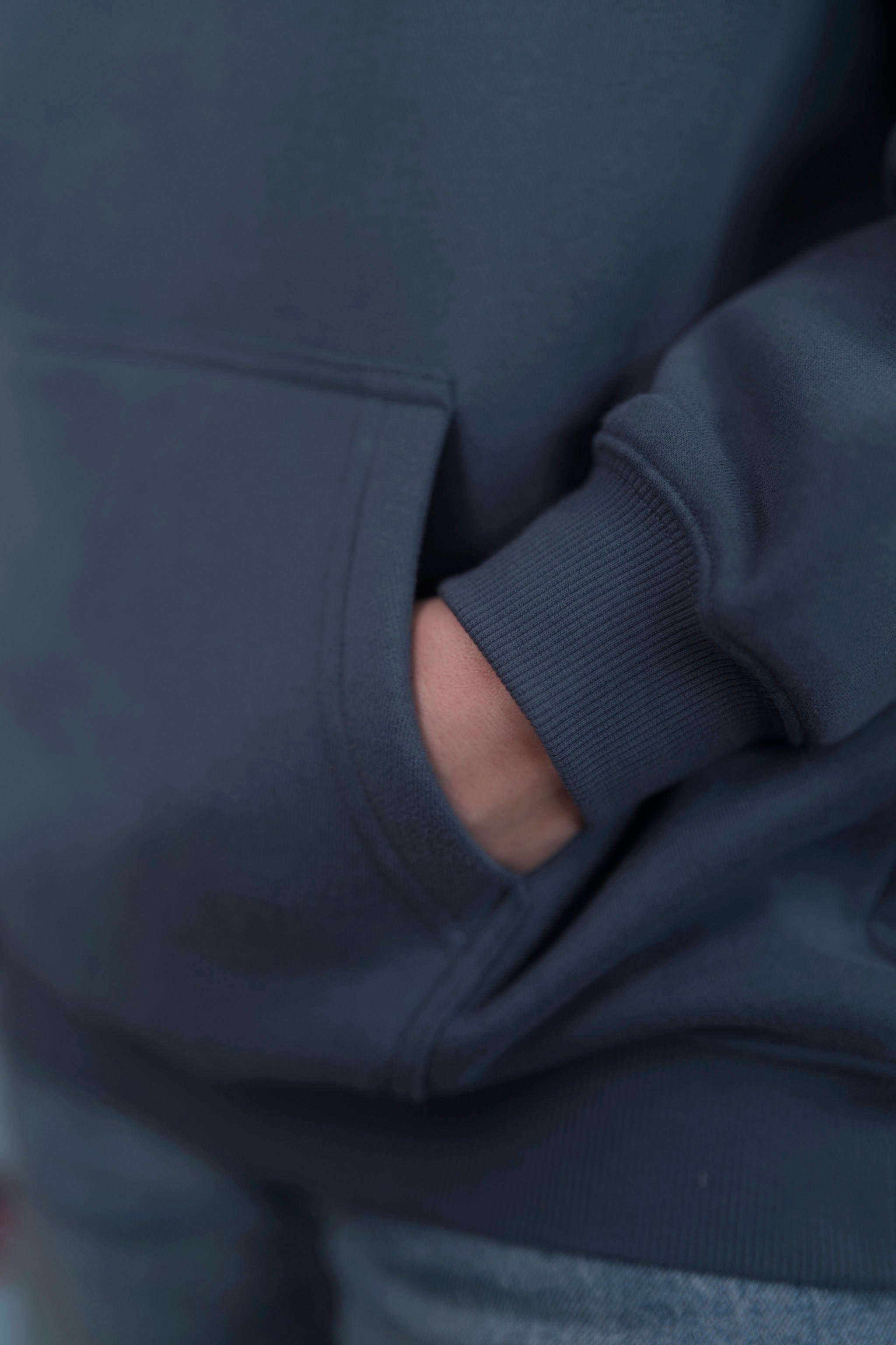 SLATE BLUE Unisex Hoodie mit moderner, oversized Passform – kuschlig weich und aus hochwertigem Material.