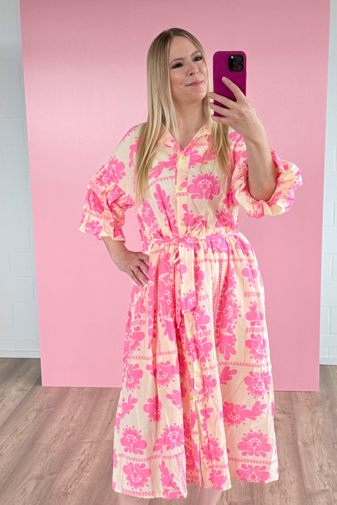 Mittellanges Damen-Oversized-Hemdkleid LUNA aus 100% Baumwolle in Butteryellow-Pink mit floralem Blumenmuster, Puffärmeln und Bindegürtel.