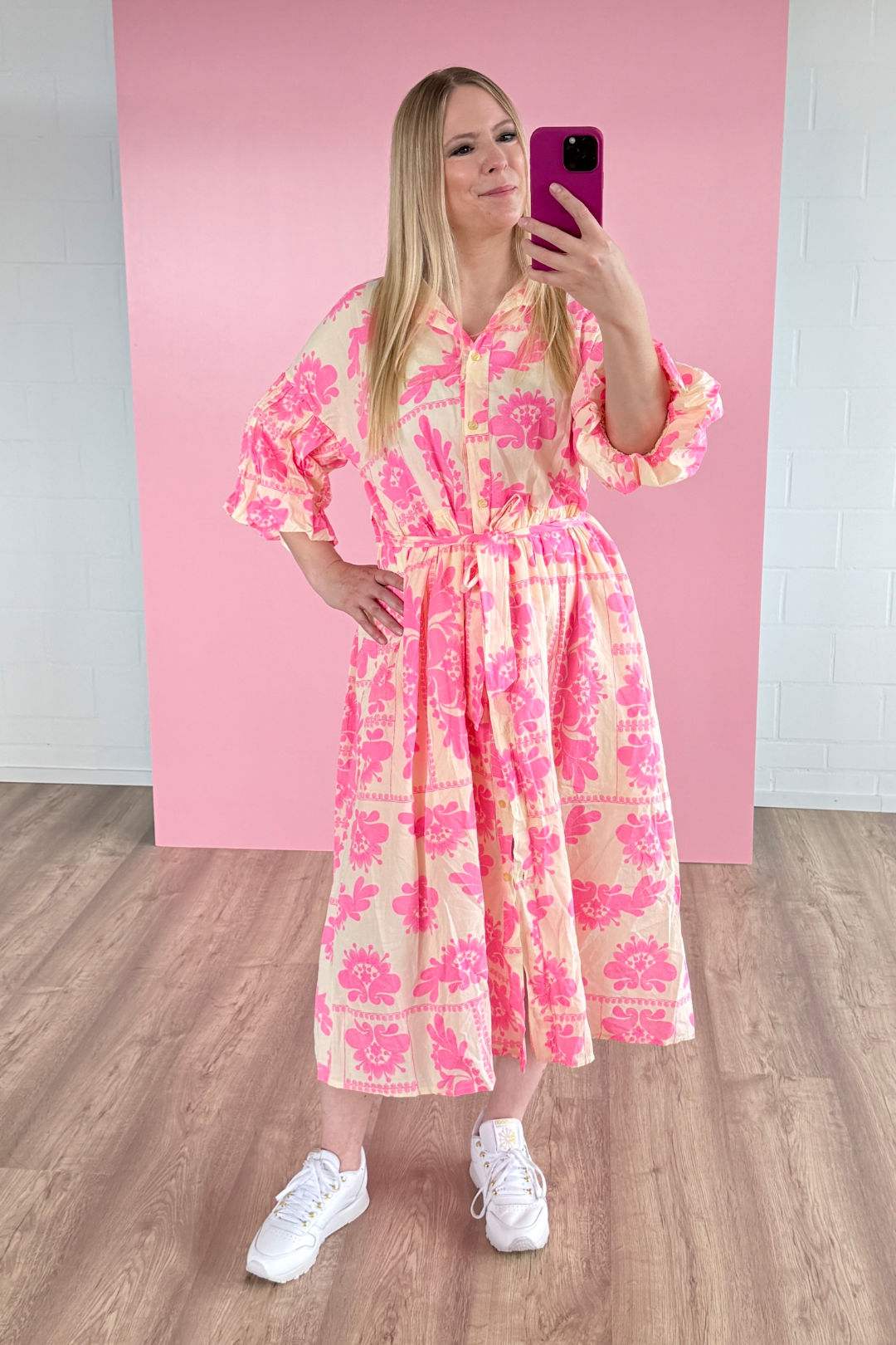 Mittellanges Damen-Oversized-Hemdkleid LUNA aus 100% Baumwolle in Butteryellow-Pink mit floralem Blumenmuster, Puffärmeln und Bindegürtel.