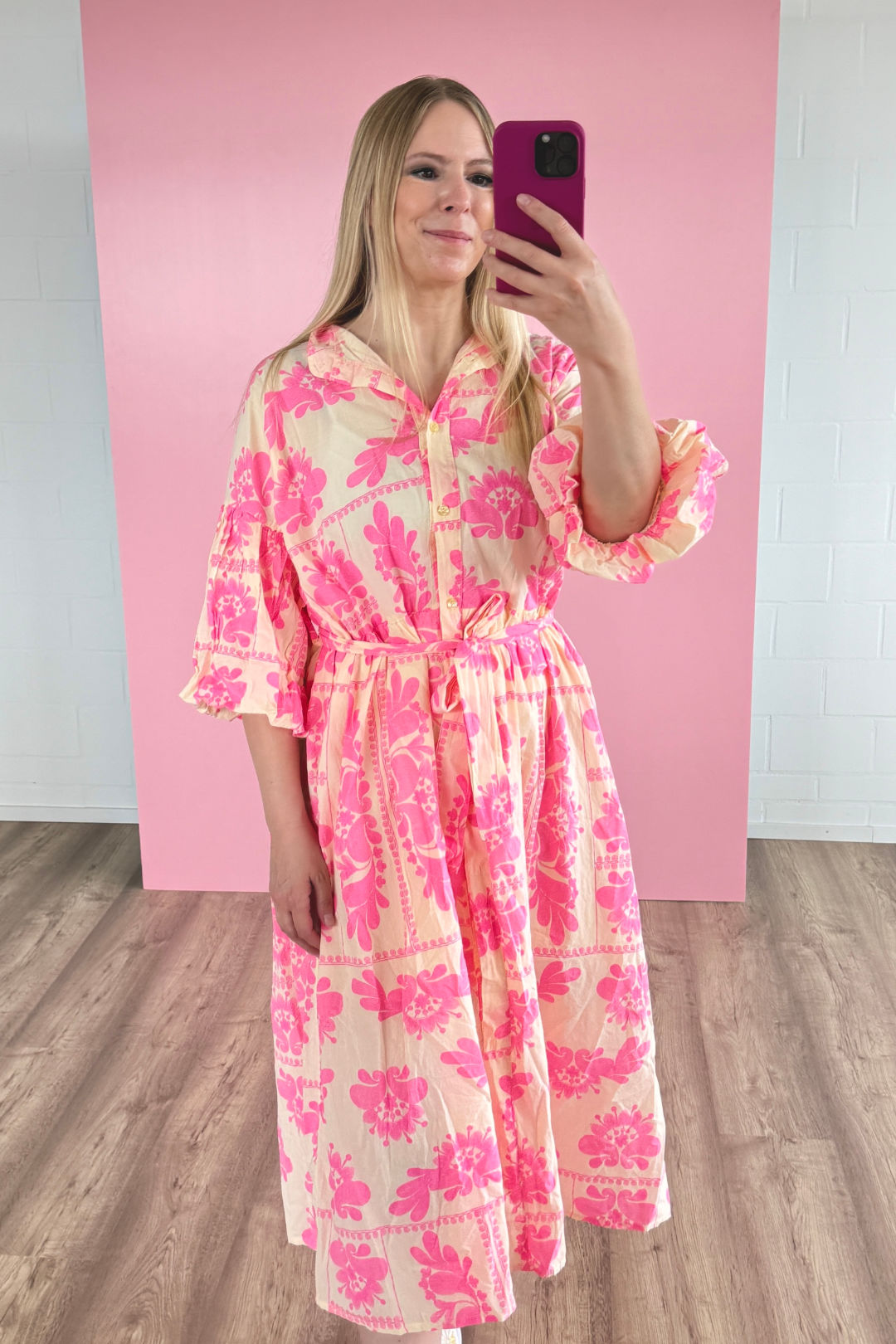Mittellanges Damen-Oversized-Hemdkleid LUNA aus 100% Baumwolle in Butteryellow-Pink mit floralem Blumenmuster, Puffärmeln und Bindegürtel.