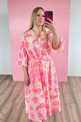 Mittellanges Damen-Oversized-Hemdkleid LUNA aus 100% Baumwolle in Butteryellow-Pink mit floralem Blumenmuster, Puffärmeln und Bindegürtel.