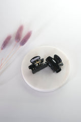 Mini Haarklammern in schwarz im 2er-Set – stylische und praktische Haaraccessoires zum Zurückstecken von Strähnen, ideal für kreative Frisuren.