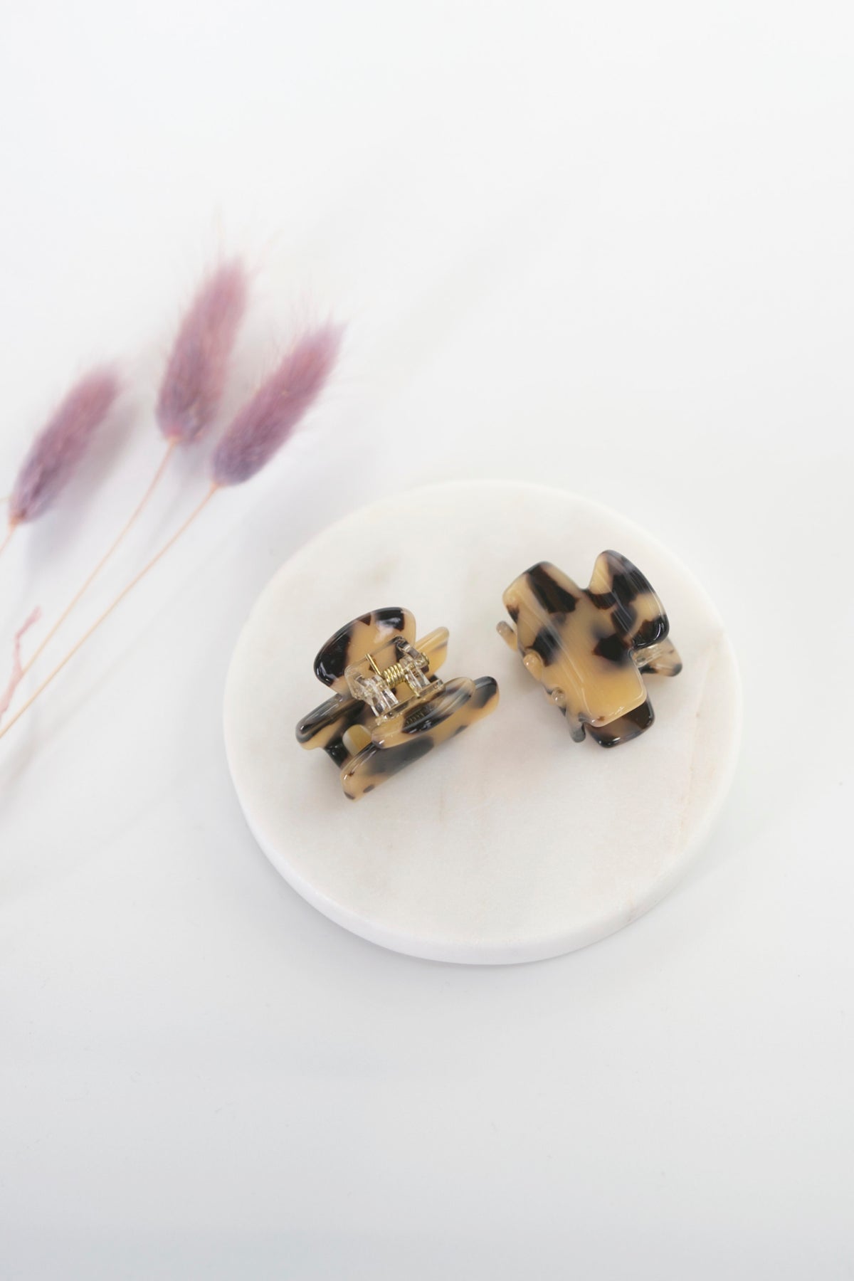 Mini Haarklammern im klassischen Tortoise-Muster mit marmorierter Optik in Braun und Schwarz im 2er-Set – stylische und praktische Haaraccessoires zum Zurückstecken von Strähnen, ideal für kreative Frisuren.