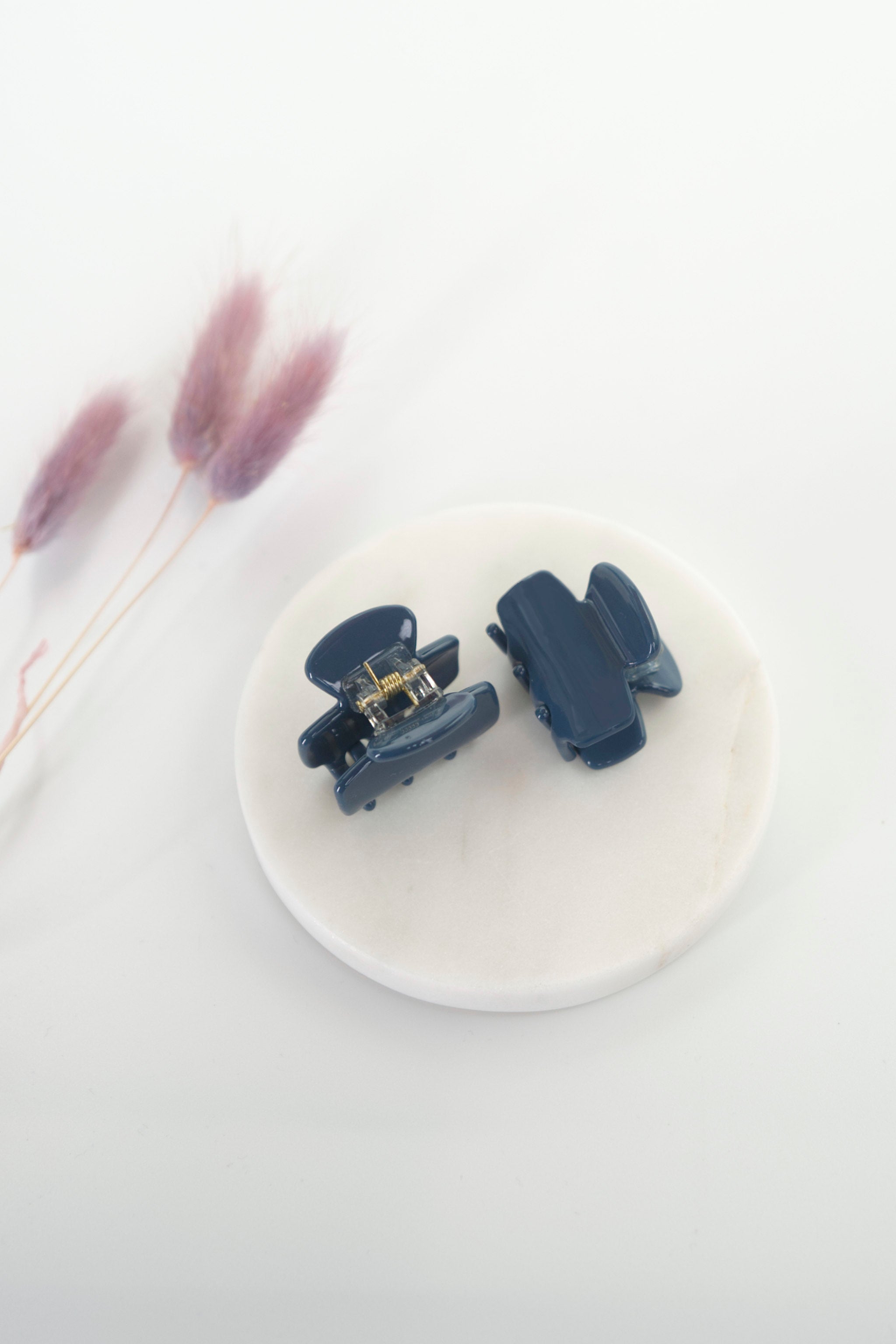 Mini Haarklammern in dunkelblau, navy im 2er-Set – stylische und praktische Haaraccessoires zum Zurückstecken von Strähnen, ideal für kreative Frisuren.