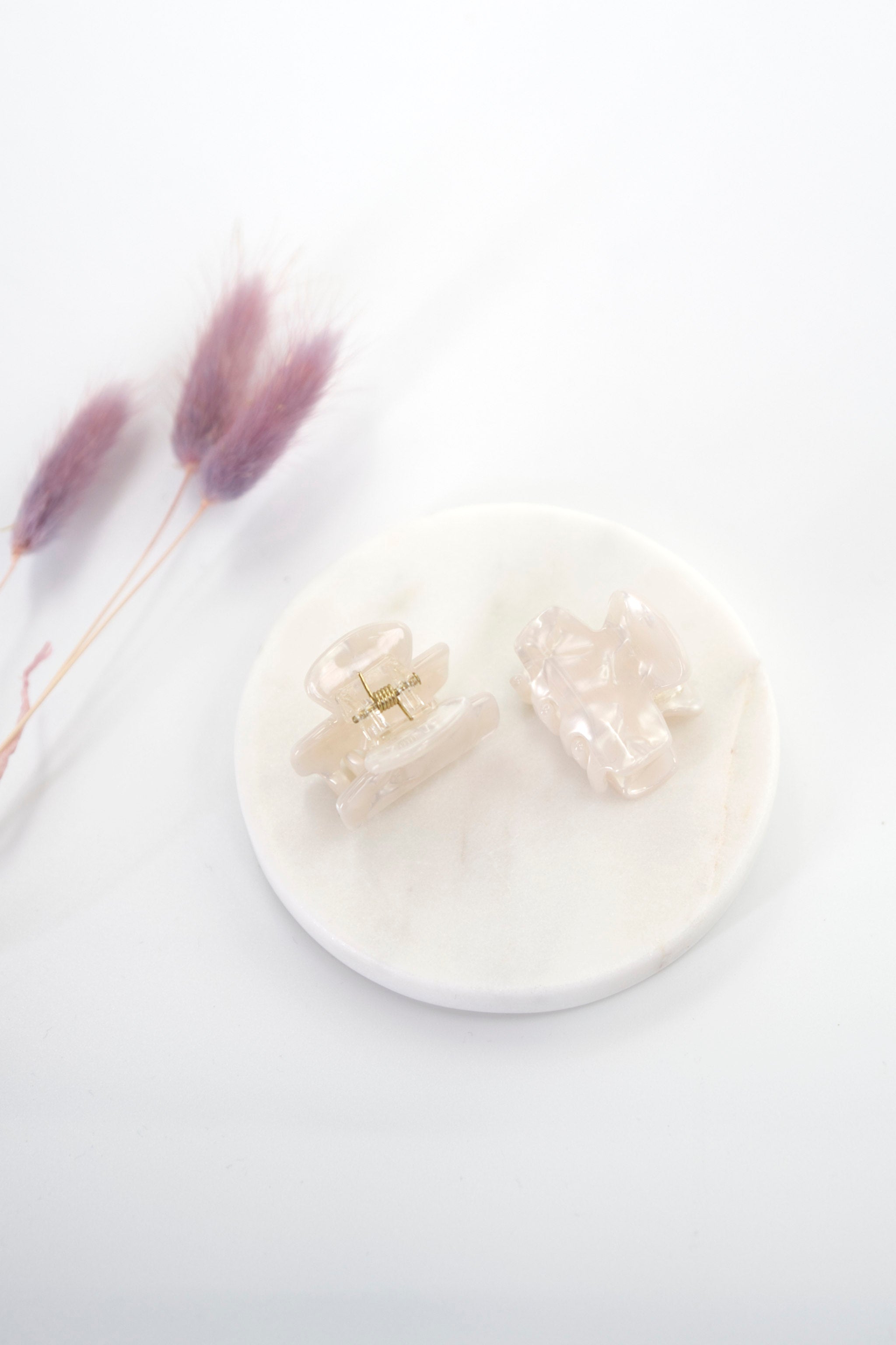 Mini Haarklammern in perlendem weiss im 2er-Set – stylische und praktische Haaraccessoires zum Zurückstecken von Strähnen, ideal für kreative Frisuren.