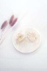 Mini Haarklammern in perlendem weiss im 2er-Set – stylische und praktische Haaraccessoires zum Zurückstecken von Strähnen, ideal für kreative Frisuren.