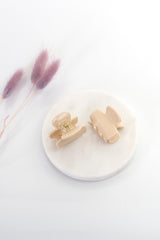 Mini Haarklammern vanillefarben in hellem Beige im 2er-Set – stylische und praktische Haaraccessoires zum Zurückstecken von Strähnen, ideal für kreative Frisuren.
