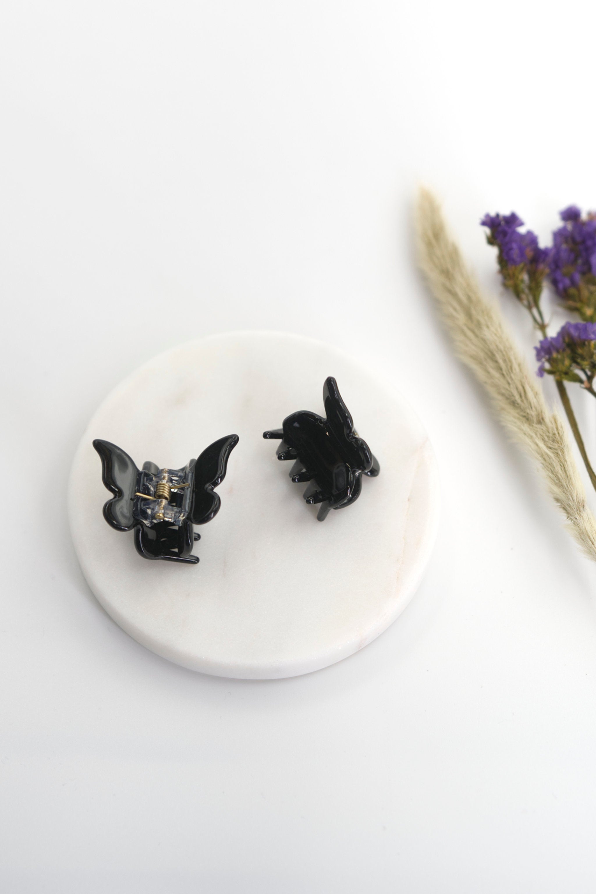 Schmetterling Mini Haarklammern in schwarz im 2er-Set – zarte Haaraccessoires zum Zurückstecken von Strähnen, ideal für verspielte Frisuren.