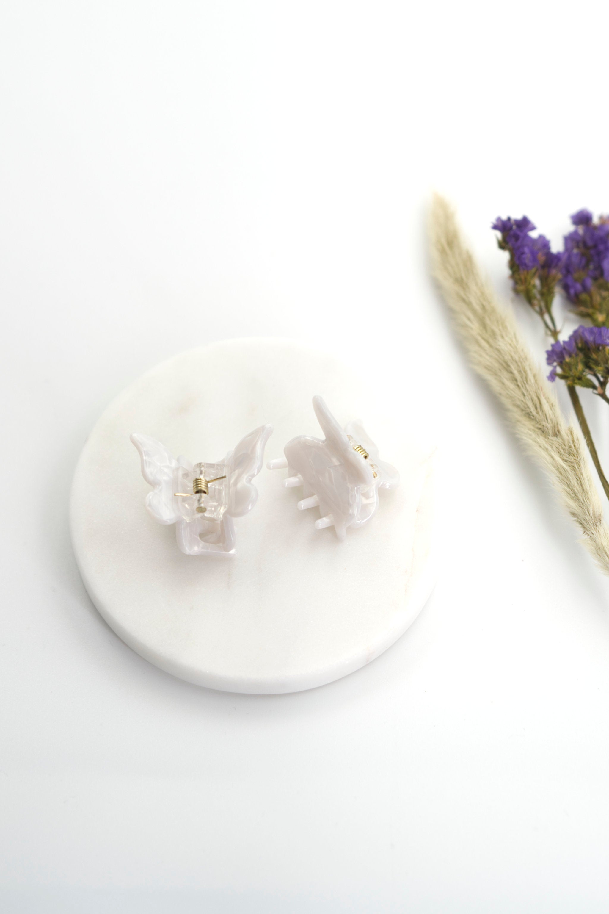 Schmetterling Mini Haarklammern in perlendem weiss im 2er-Set – zarte Haaraccessoires zum Zurückstecken von Strähnen, ideal für verspielte Frisuren.