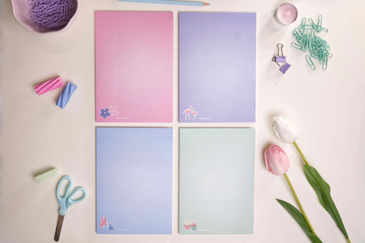 Notizblock-Set FLOW mit vier liebevoll gestalteten A5-Blöcken (50 Blatt pro Block) in den Designs Flower, Flamingo, Butterfly und Cupcake. Perfekt für Notizen, Listen und Gedanken – ein farbenfroher Begleiter für den Alltag.