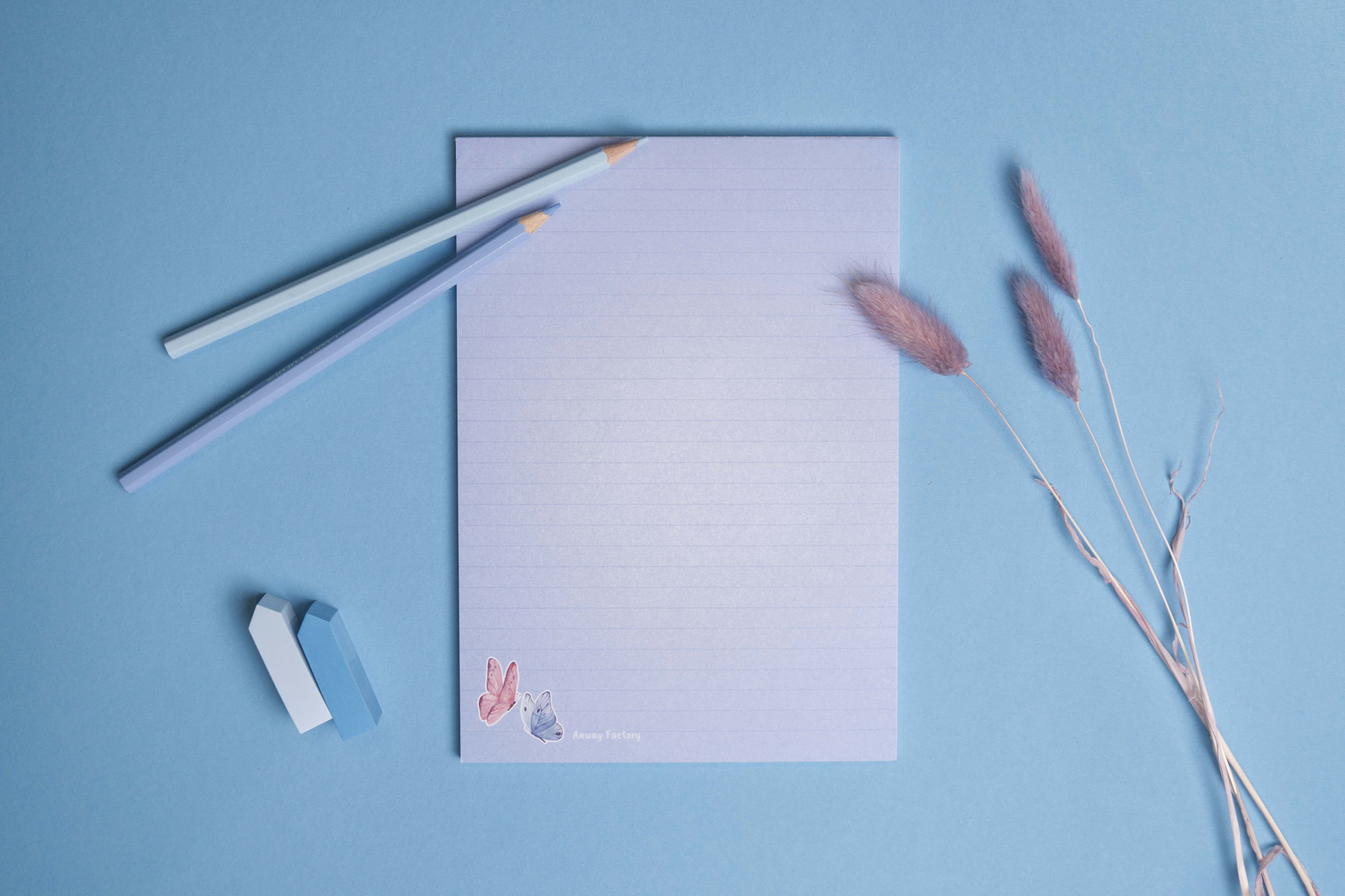 A5-Notizblock BUTTERFLY im Hochformat mit 50 Seiten. Liebevoll gestaltetes Schmetterlings-Design – perfekt für kreative Gedanken, persönliche Notizen und bunte Alltagsplanung. Ideal für Schule, Büro oder Zuhause.