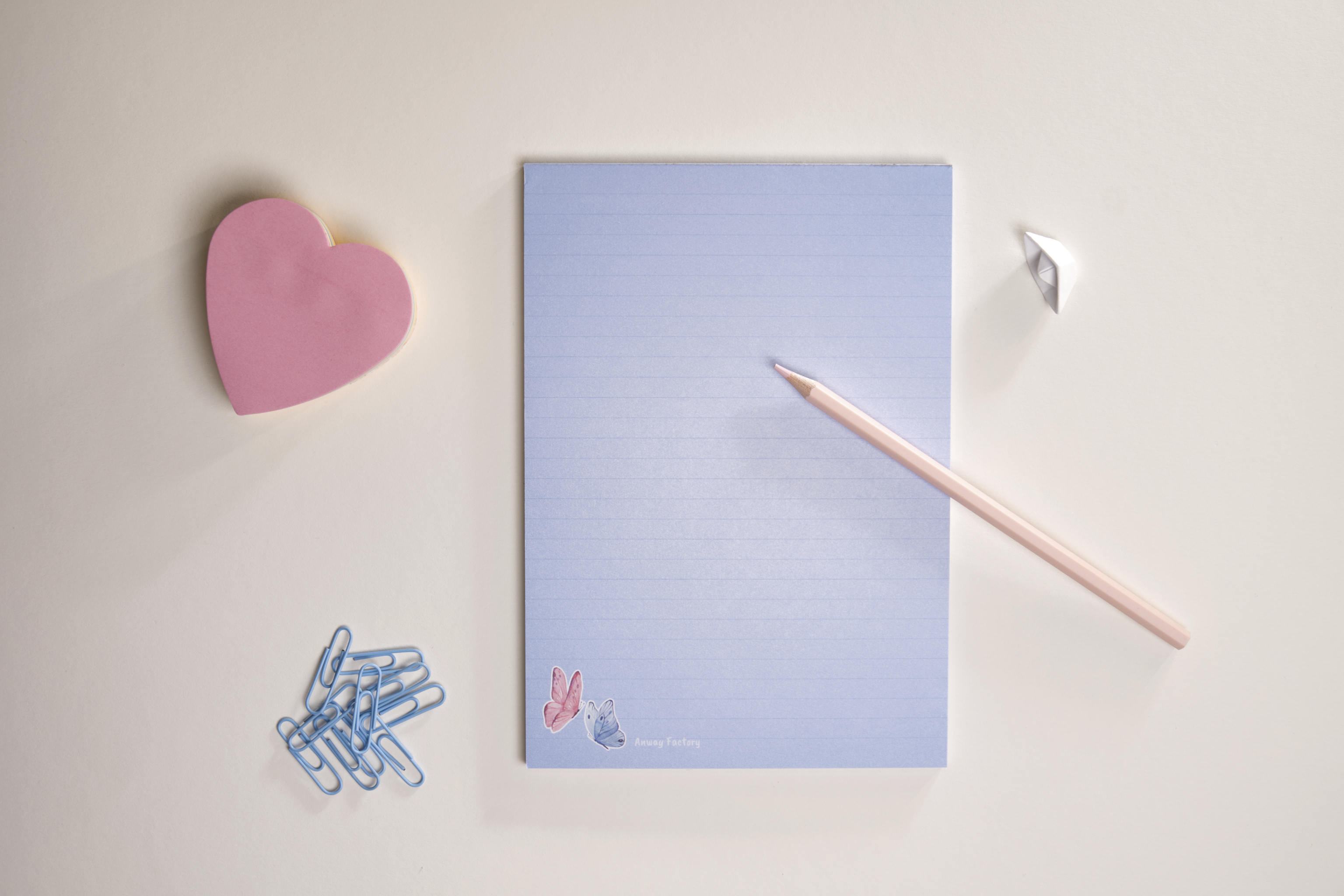 A5-Notizblock BUTTERFLY im Hochformat mit 50 Seiten. Liebevoll gestaltetes Schmetterlings-Design – perfekt für kreative Gedanken, persönliche Notizen und bunte Alltagsplanung. Ideal für Schule, Büro oder Zuhause.
