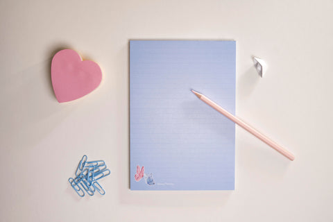 A5-Notizblock BUTTERFLY im Hochformat mit 50 Seiten. Liebevoll gestaltetes Schmetterlings-Design – perfekt für kreative Gedanken, persönliche Notizen und bunte Alltagsplanung. Ideal für Schule, Büro oder Zuhause.