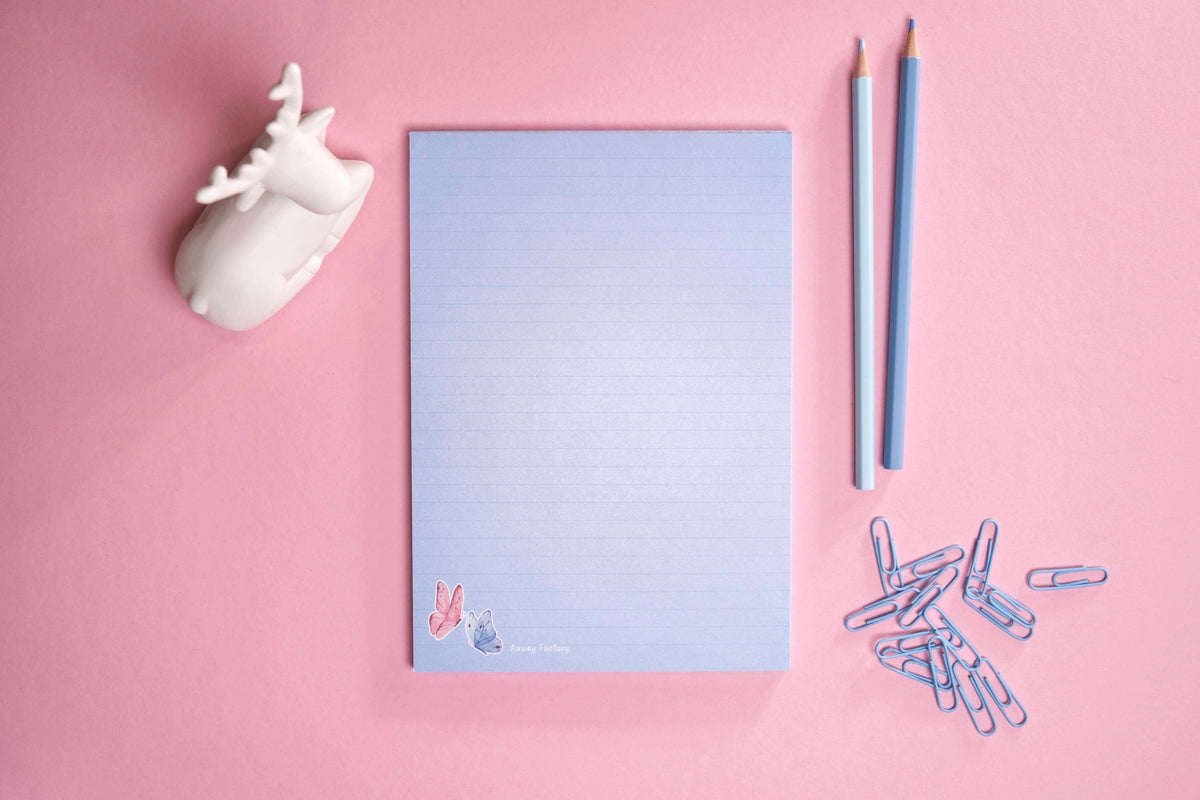 A5-Notizblock BUTTERFLY im Hochformat mit 50 Seiten. Liebevoll gestaltetes Schmetterlings-Design – perfekt für kreative Gedanken, persönliche Notizen und bunte Alltagsplanung. Ideal für Schule, Büro oder Zuhause.