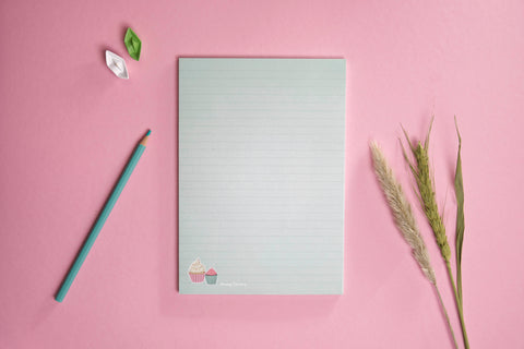 A5-Notizblock CUPCAKE im Hochformat mit 50 Seiten. Verspieltes Design mit Cupcake-Motiv – ideal für süße Gedanken, kreative Notizen und liebevolle Erinnerungen. Perfekt für Schule, Büro oder als Geschenk.