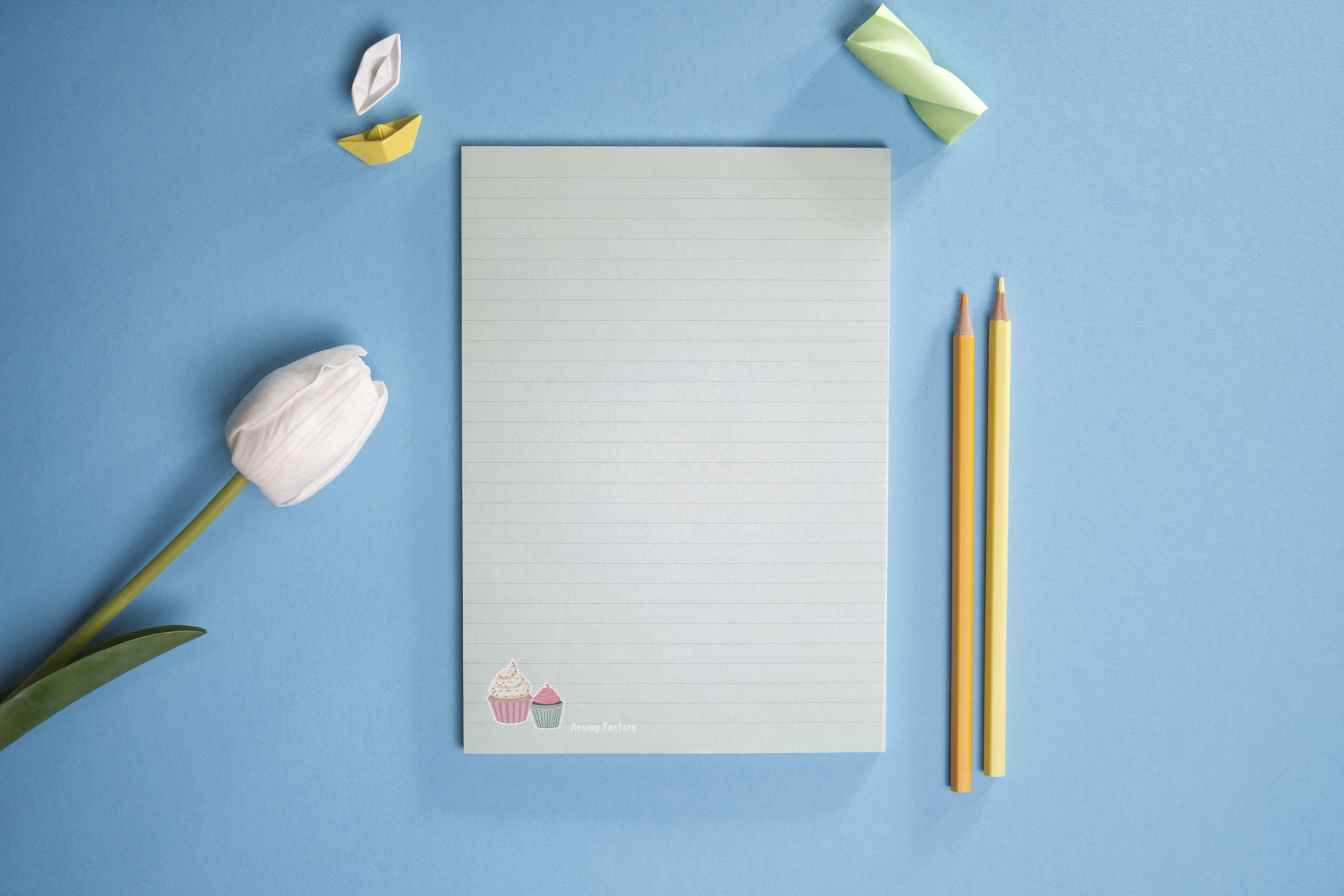 A5-Notizblock CUPCAKE im Hochformat mit 50 Seiten. Verspieltes Design mit Cupcake-Motiv – ideal für süße Gedanken, kreative Notizen und liebevolle Erinnerungen. Perfekt für Schule, Büro oder als Geschenk.