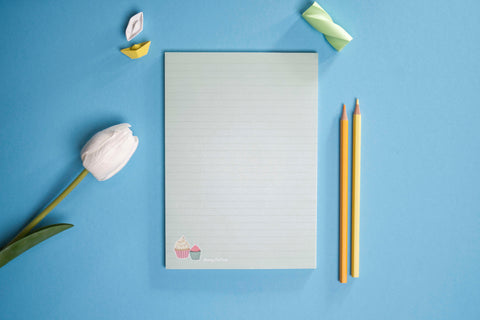 A5-Notizblock CUPCAKE im Hochformat mit 50 Seiten. Verspieltes Design mit Cupcake-Motiv – ideal für süße Gedanken, kreative Notizen und liebevolle Erinnerungen. Perfekt für Schule, Büro oder als Geschenk.