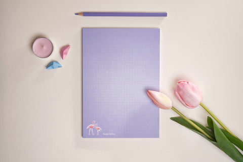 A5-Notizblock FLAMINGO im Hochformat mit 50 Seiten. Zauberhaftes Design mit Flamingo-Motiv – ideal für kreative Gedanken, To-do-Listen und Tagesplanung. Der perfekte Begleiter für farbenfrohen Schreibspaß im Alltag.