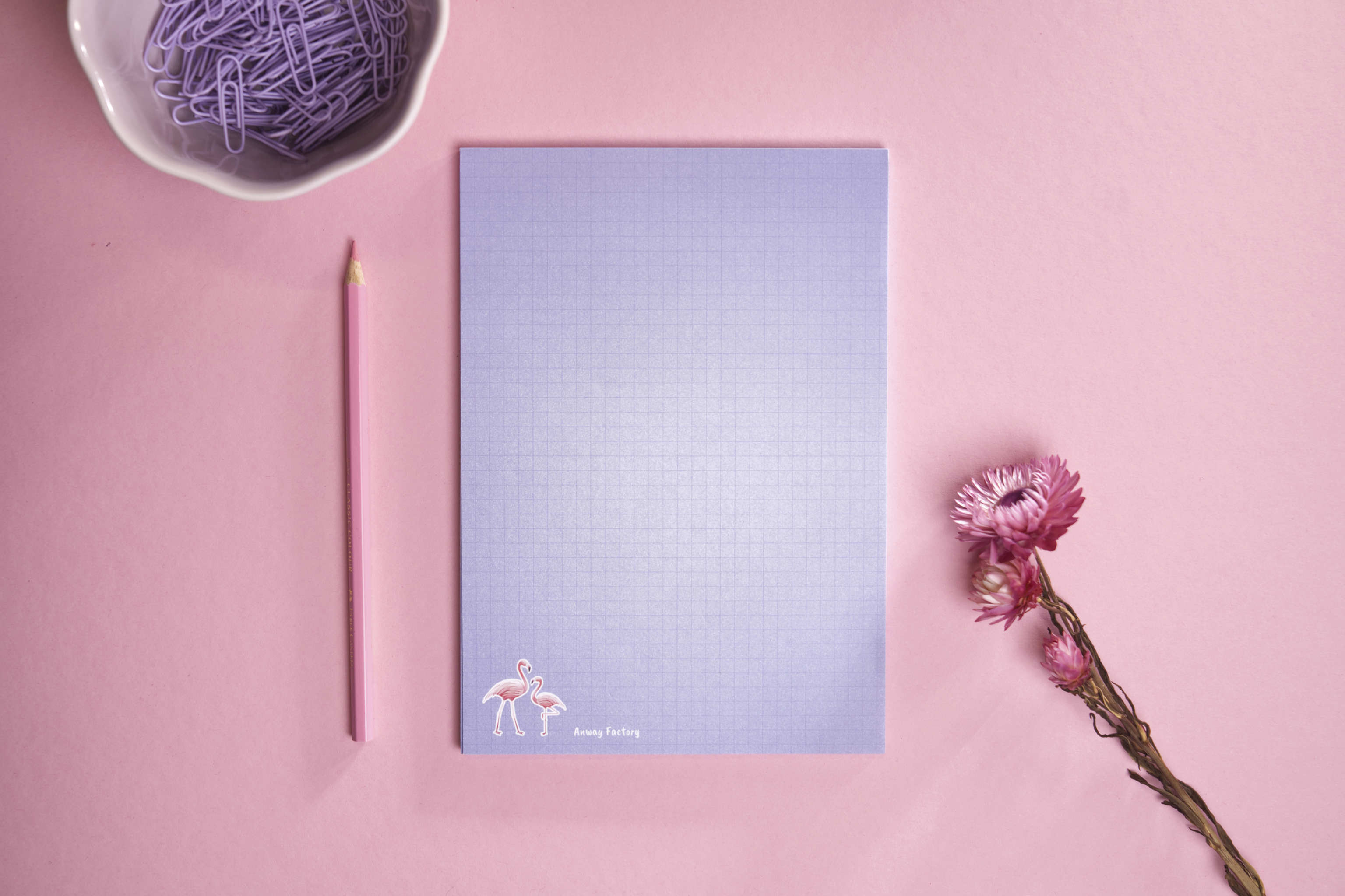 A5-Notizblock FLAMINGO im Hochformat mit 50 Seiten. Zauberhaftes Design mit Flamingo-Motiv – ideal für kreative Gedanken, To-do-Listen und Tagesplanung. Der perfekte Begleiter für farbenfrohen Schreibspaß im Alltag.