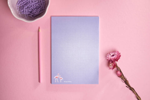 A5-Notizblock FLAMINGO im Hochformat mit 50 Seiten. Zauberhaftes Design mit Flamingo-Motiv – ideal für kreative Gedanken, To-do-Listen und Tagesplanung. Der perfekte Begleiter für farbenfrohen Schreibspaß im Alltag.