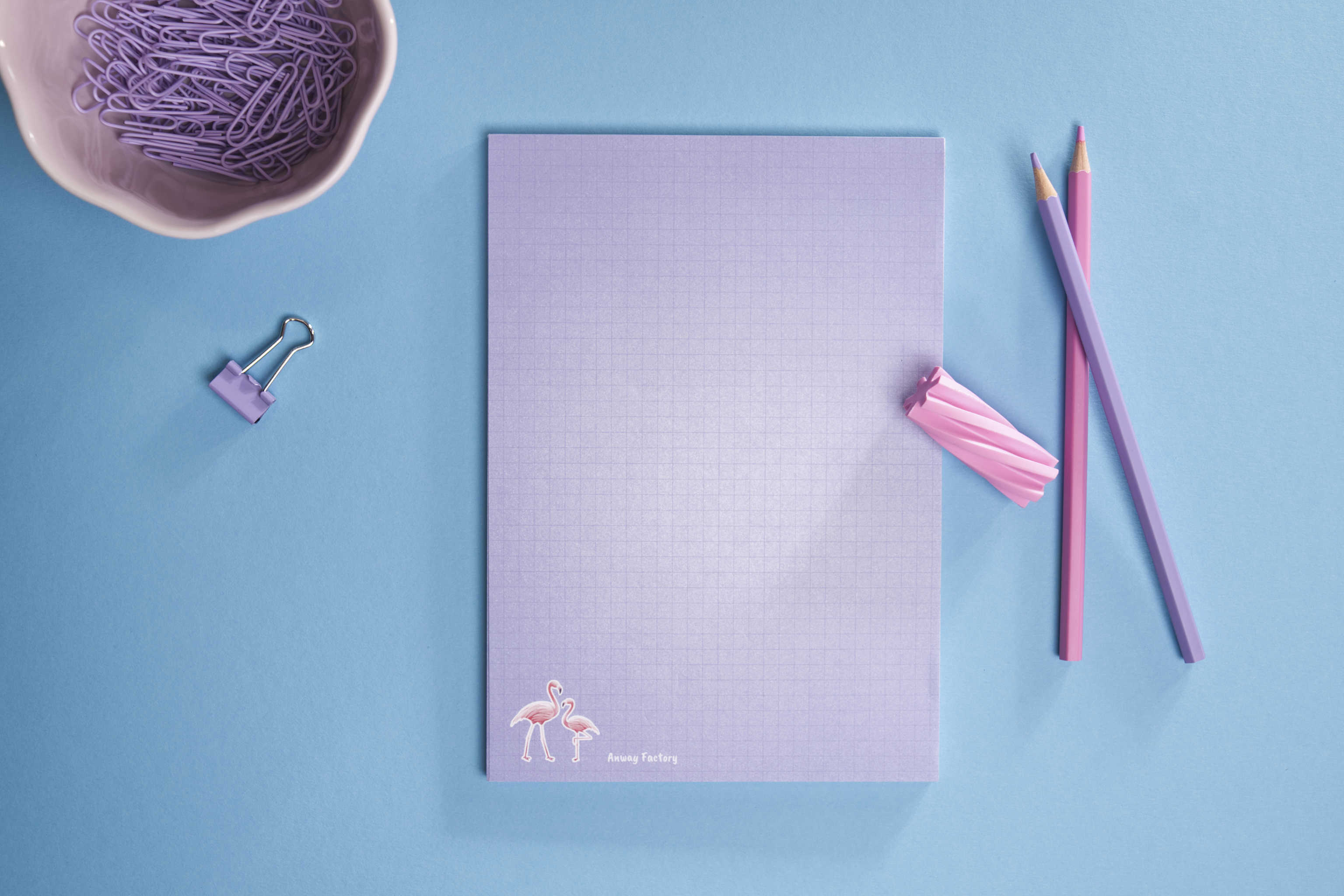 A5-Notizblock FLAMINGO im Hochformat mit 50 Seiten. Zauberhaftes Design mit Flamingo-Motiv – ideal für kreative Gedanken, To-do-Listen und Tagesplanung. Der perfekte Begleiter für farbenfrohen Schreibspaß im Alltag.
