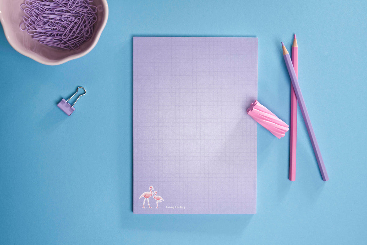 A5-Notizblock FLAMINGO im Hochformat mit 50 Seiten. Zauberhaftes Design mit Flamingo-Motiv – ideal für kreative Gedanken, To-do-Listen und Tagesplanung. Der perfekte Begleiter für farbenfrohen Schreibspaß im Alltag.